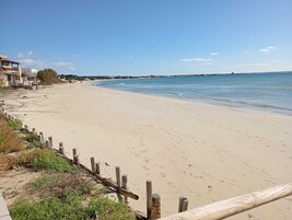 Sulla spiaggia, sabbia bianca