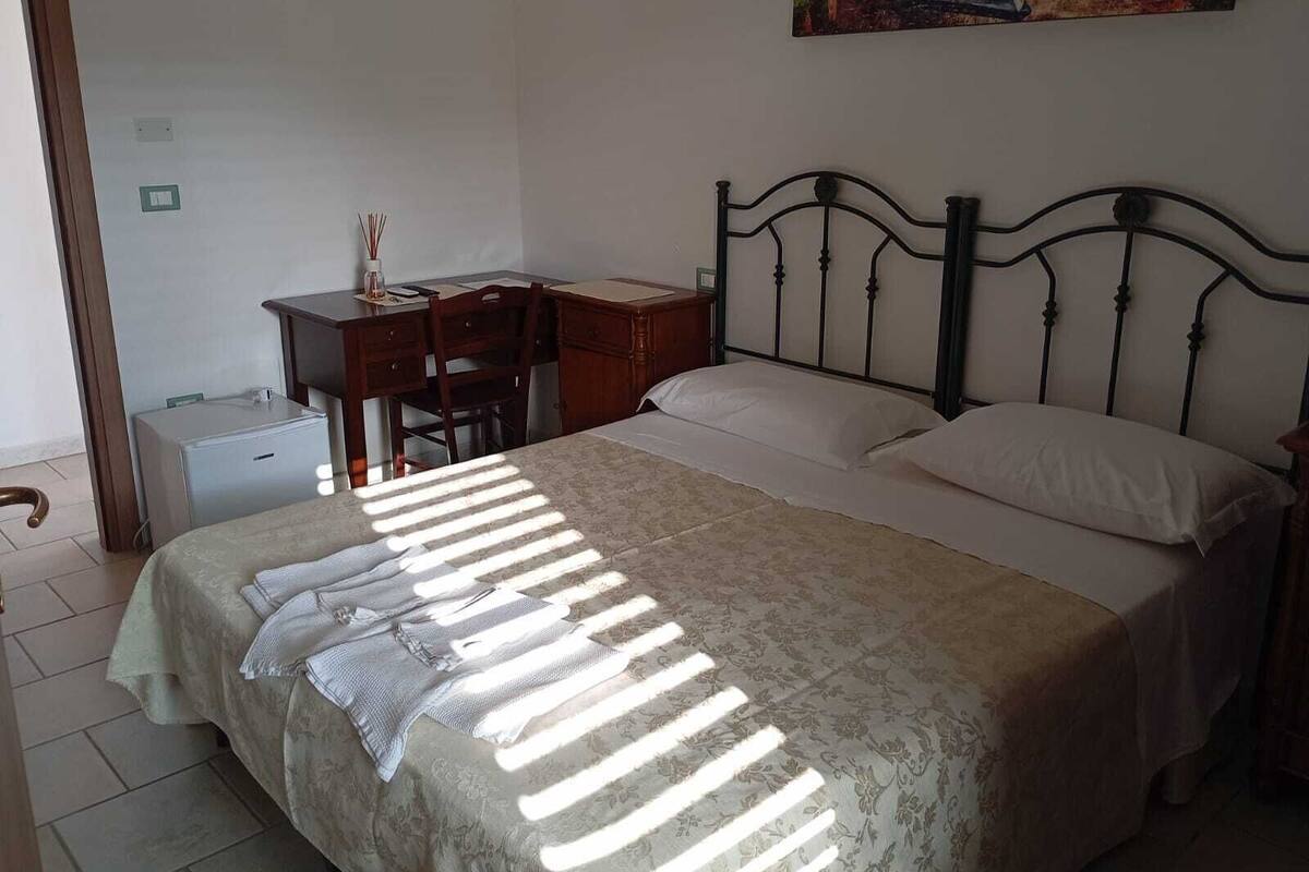 Standard-Doppelzimmer, Blick auf den Innenhof | Kostenloses WLAN, Rollstuhlgeeignet