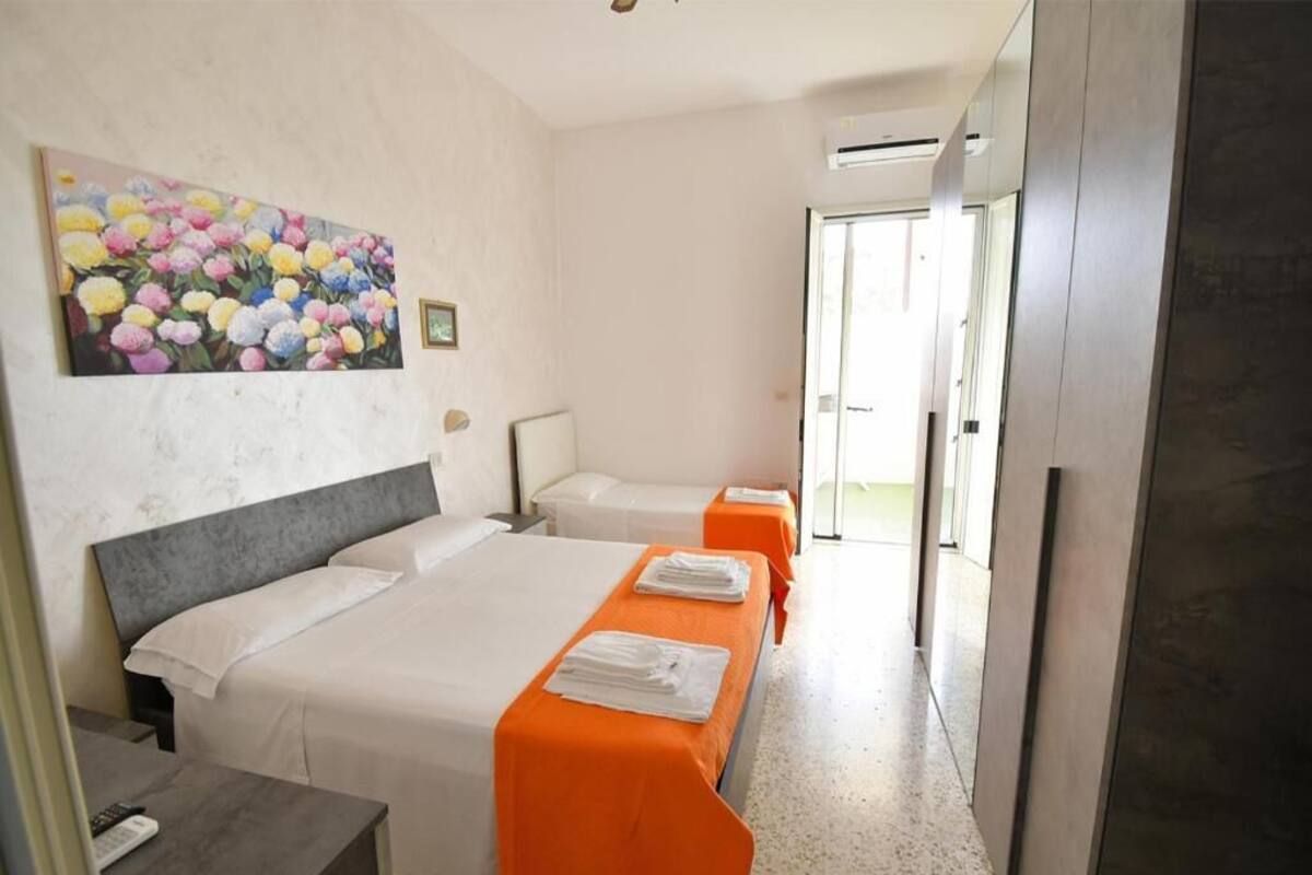 Basic-Dreibettzimmer, Terrasse | Kostenloses WLAN, Rollstuhlgeeignet