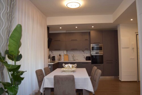 Stylish Luxury Apartment in Florence - Walk to City Center!"