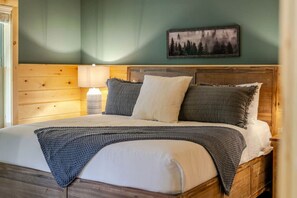 5 bedrooms, desk, iron/ironing board, travel cot