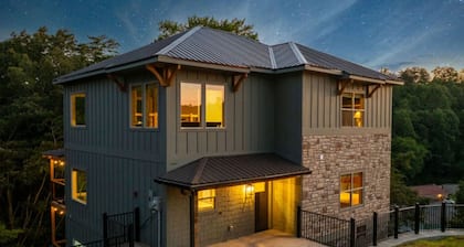 Minutes from Dollywood! Pool/Hot Tub/Theater/Game Room - Parton Pines