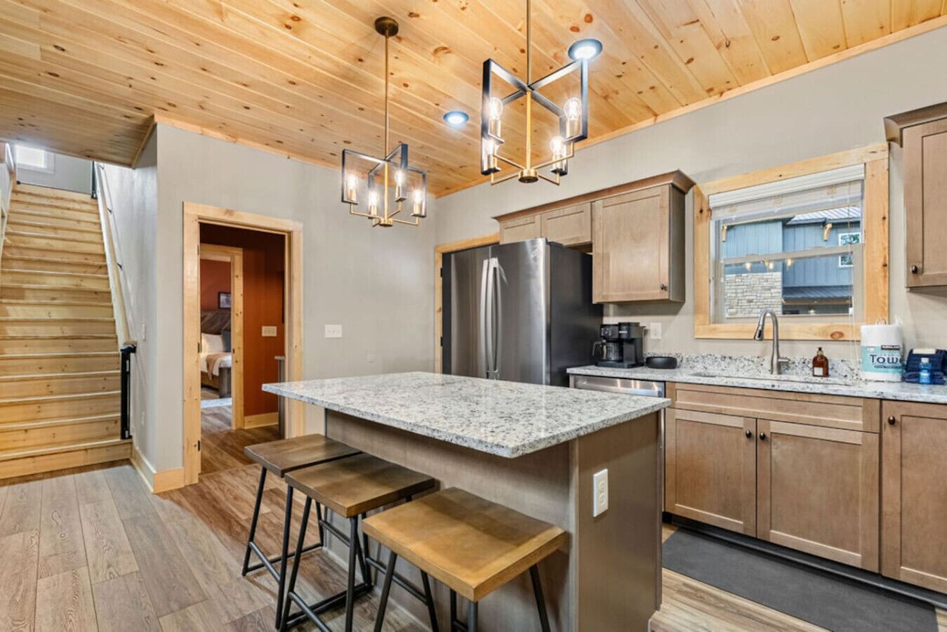 Frigorífico, microondas, horno y placa de cocina