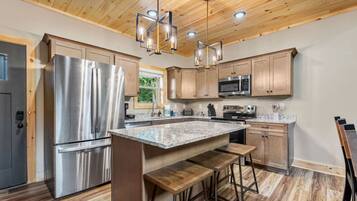 Jääkaappi, mikroaaltouuni, uuni, liesi