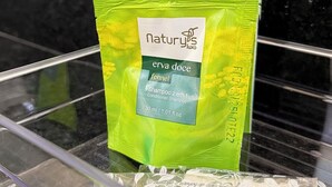 Ambona de xampú verda amb l'etiqueta 'Nature's Luxo' sobre un taulell negre.