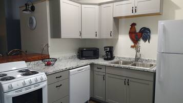 Four à micro-ondes, un four, surface de cuisson, lave-vaisselle