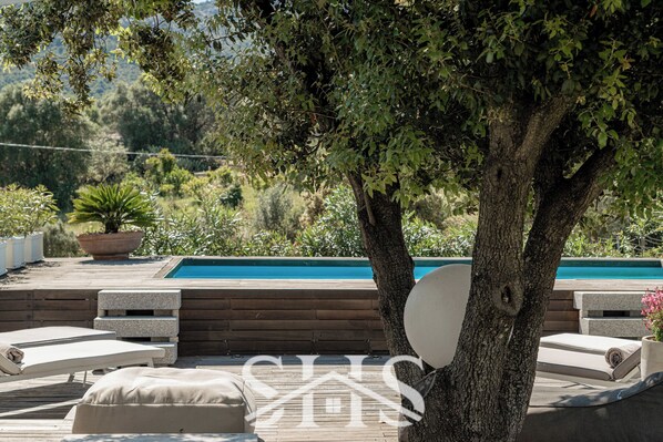 حمّام سباحة خارجي، حمّام سباحة مُدفَّأ