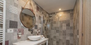 Shower, hair dryer, bidet, towels - Villa Elena - Charming Oasis with heated pool (Sardegna)