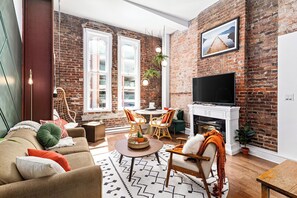 Smart TV, fireplace