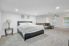 5 habitaciones, tabla de planchar con plancha, wifi y ropa de cama 