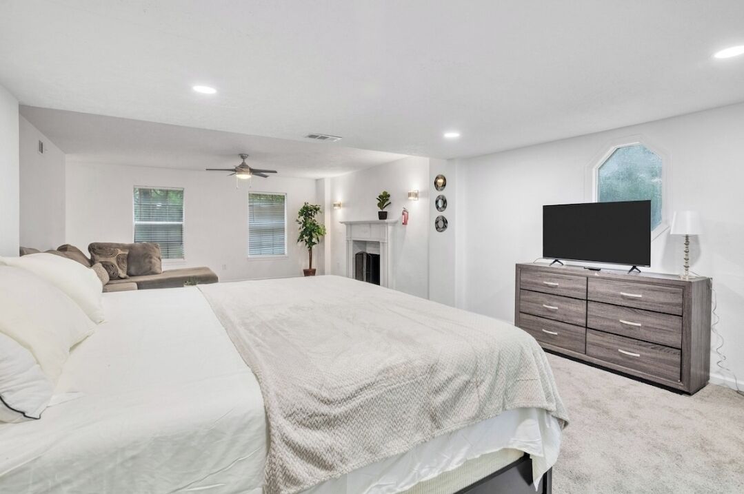 5 bedrooms, iron/ironing board, WiFi, bed sheets