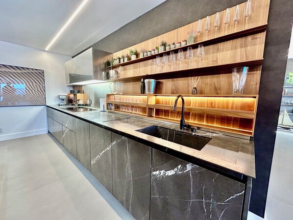 Mikrowelle, Ofen, Herdplatte, Geschirrspüler