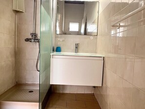 Dusche, Handtücher, Toilettenpapier