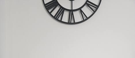 Una chimenea con un reloj encima.