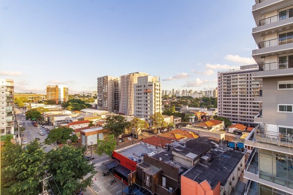 A high-rise building with multiple floors, a rooftop terrace, and a view of the surrounding urban area. - Innvista - Is moema (São Paulo)