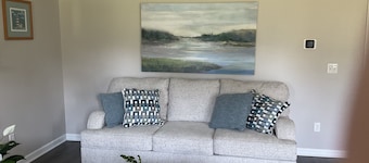 Charming 2-bedroom house in welcoming High Point with WiFi, AC