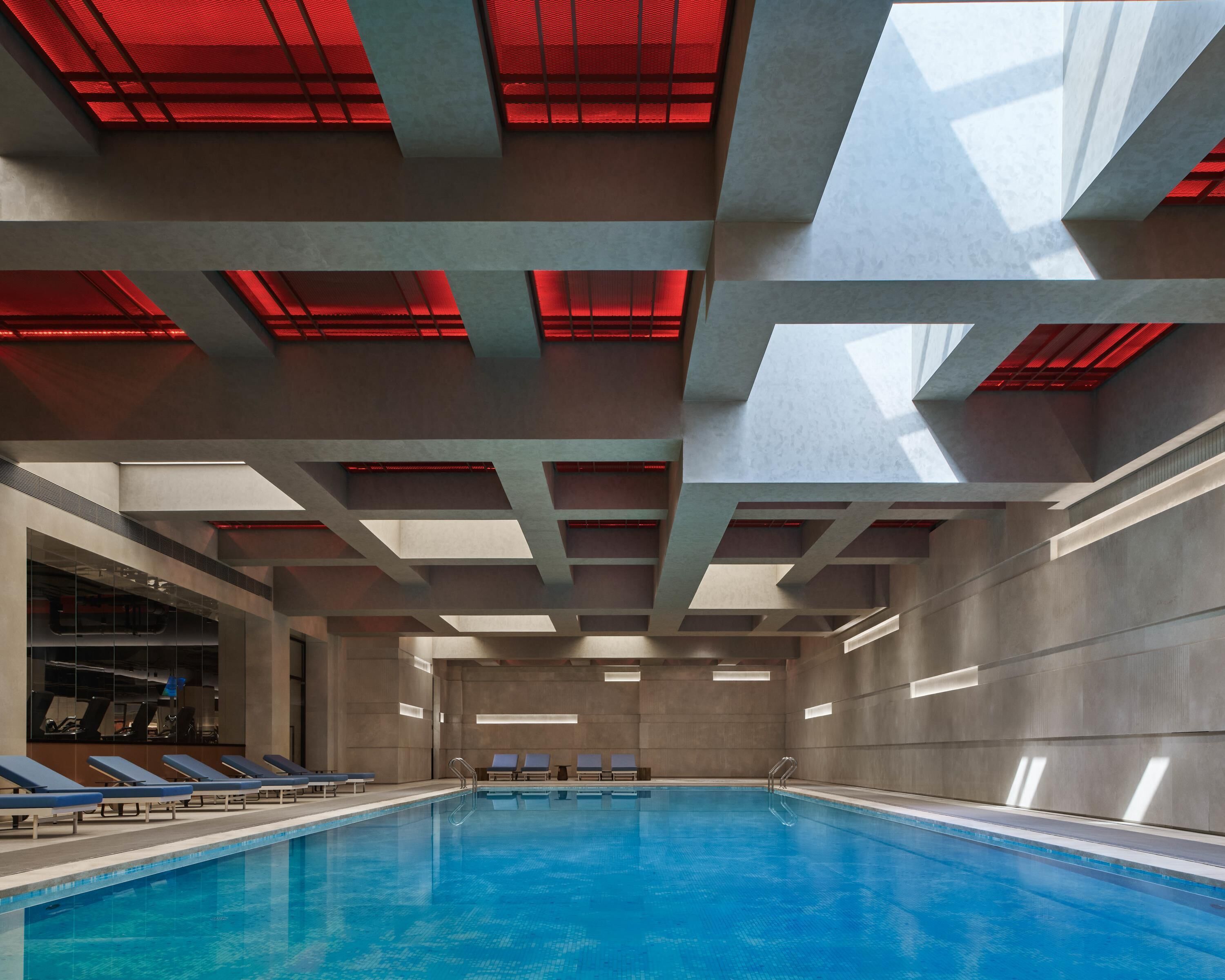 Una piscina cubierta