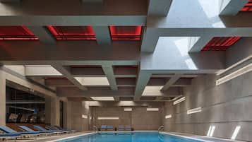 Una piscina cubierta