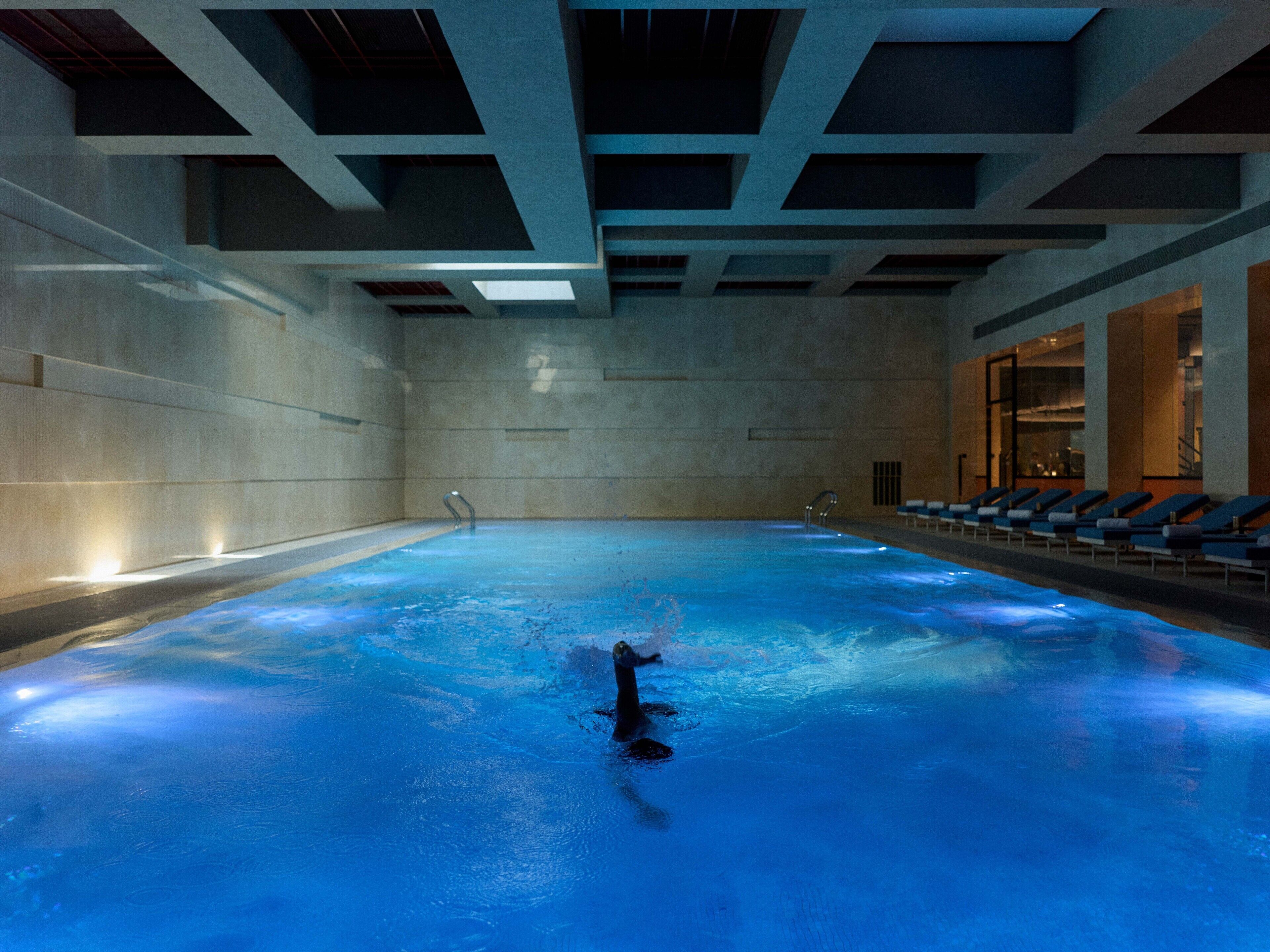 Een binnenzwembad