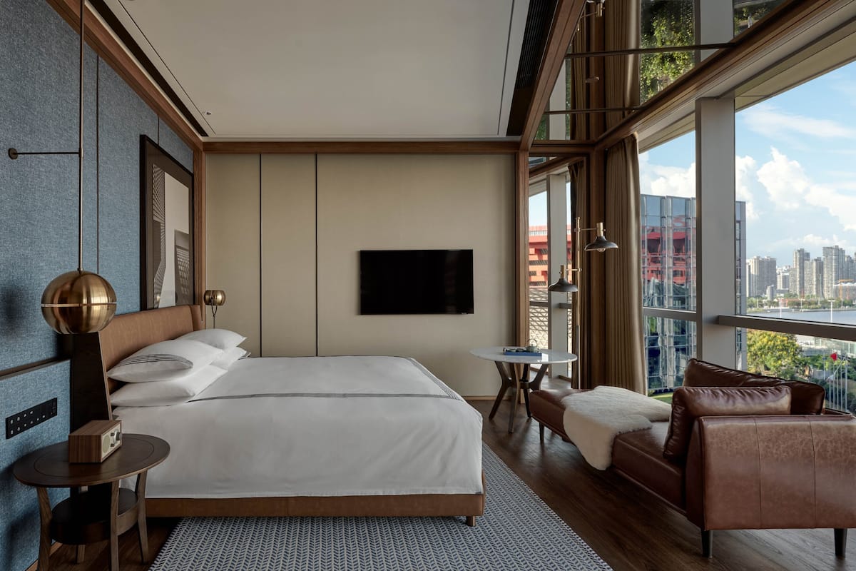 Room, 1 King Bed | Premium bedding, minibar (some free items), in-room safe, desk