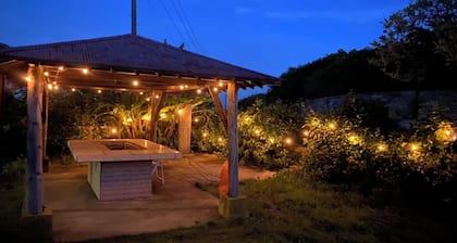Dog-friendly tropical villa - private space with barbecue and starry sky (3-minute walk to the beach)