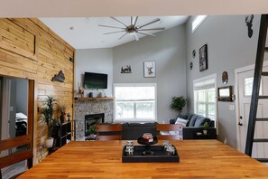 Interior - "Deer Creek Lodge" - Secluded Bourbon Trail Stay (Lawrenceburg)