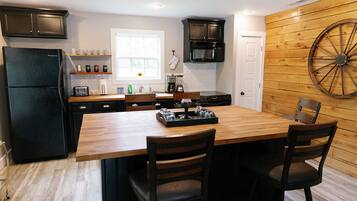 Frigorífico, microondas, horno y placa de cocina