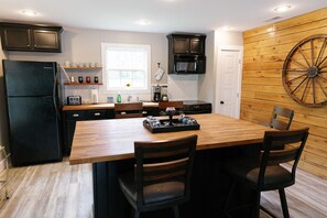 ثلاجة، ميكروويف، فرن، موقد طهي مسطح