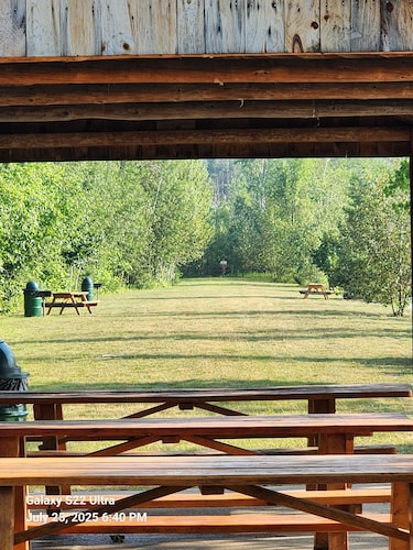 Knotty Pine Cabin: 2 bdrm 1 bath, New Sealy Queens, Fireplace, <1mi. thumb lake.