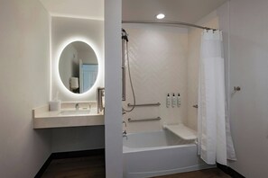 Estudio, 2 camas Queen size | Baño | Secadora de cabello, toallas, shampoo, papel de baño