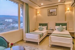 Chambre Deluxe double ou avec lits jumeaux, vue sur la montagne | Bureau, espace de travail pour ordinateurs portables