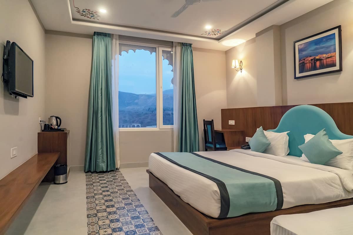 Family Room | Meja, ruang kerja komputer riba, seterika/papan seterika, Wi-fi percuma