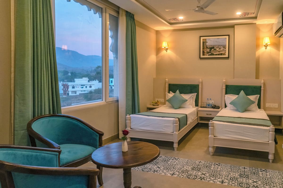 Deluxe Double or Twin Room, Mountain View | Meja, ruang kerja komputer riba, seterika/papan seterika, Wi-fi percuma