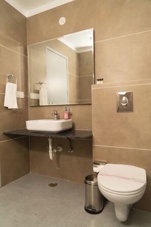 Superior Double Room, Mountain View | Bathroom | Shower, towels, soap, shampoo
