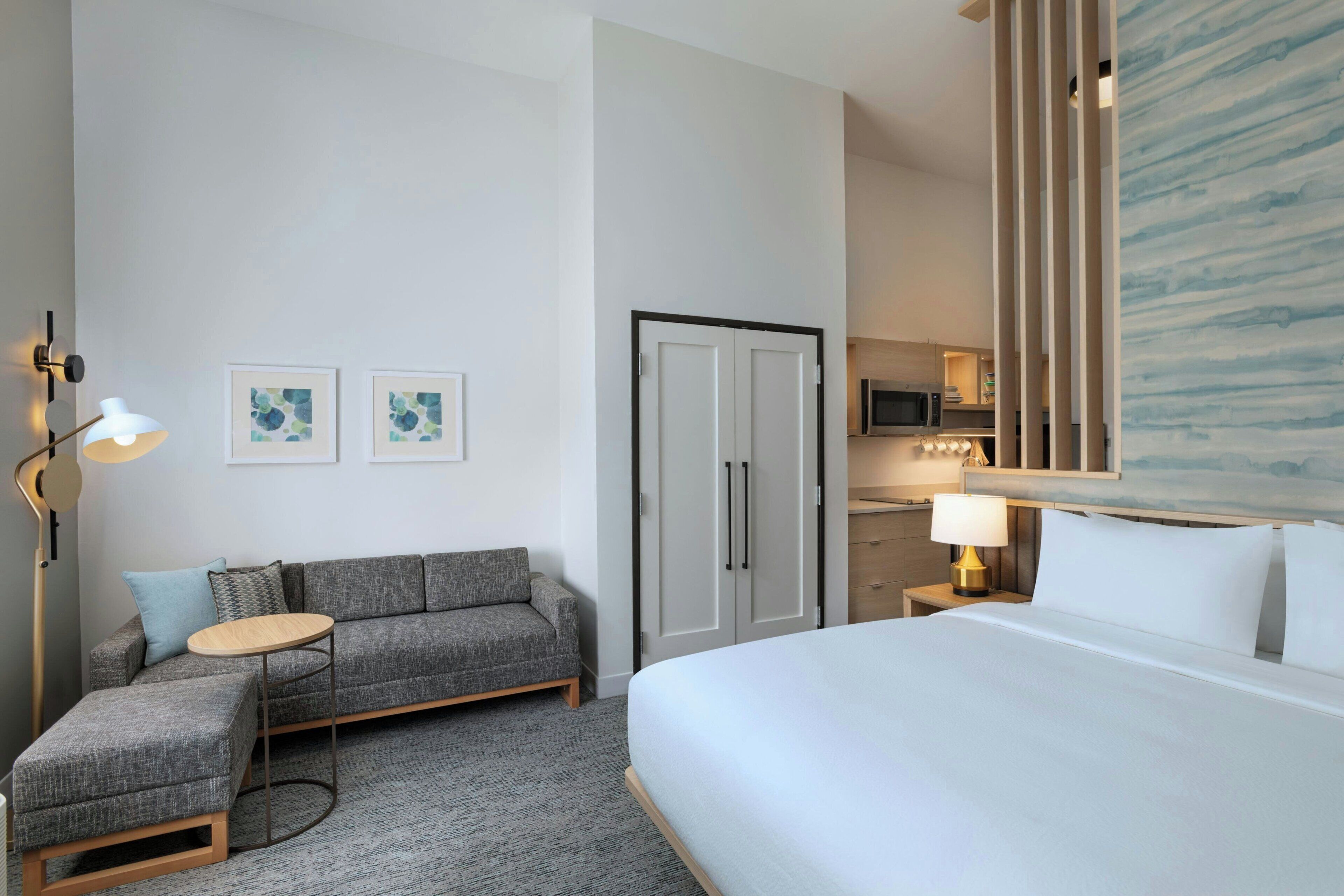 开间, 1 张特大床和 1 张沙发床