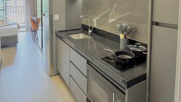 Estudio clásico | Cocina privada | Microondas, placa de cocina y utensilios de cocina