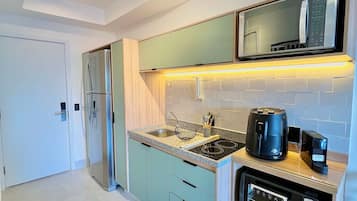 Estudio empresarial | Cocina privada | Microondas, parrilla de estufa y utensilios de cocina