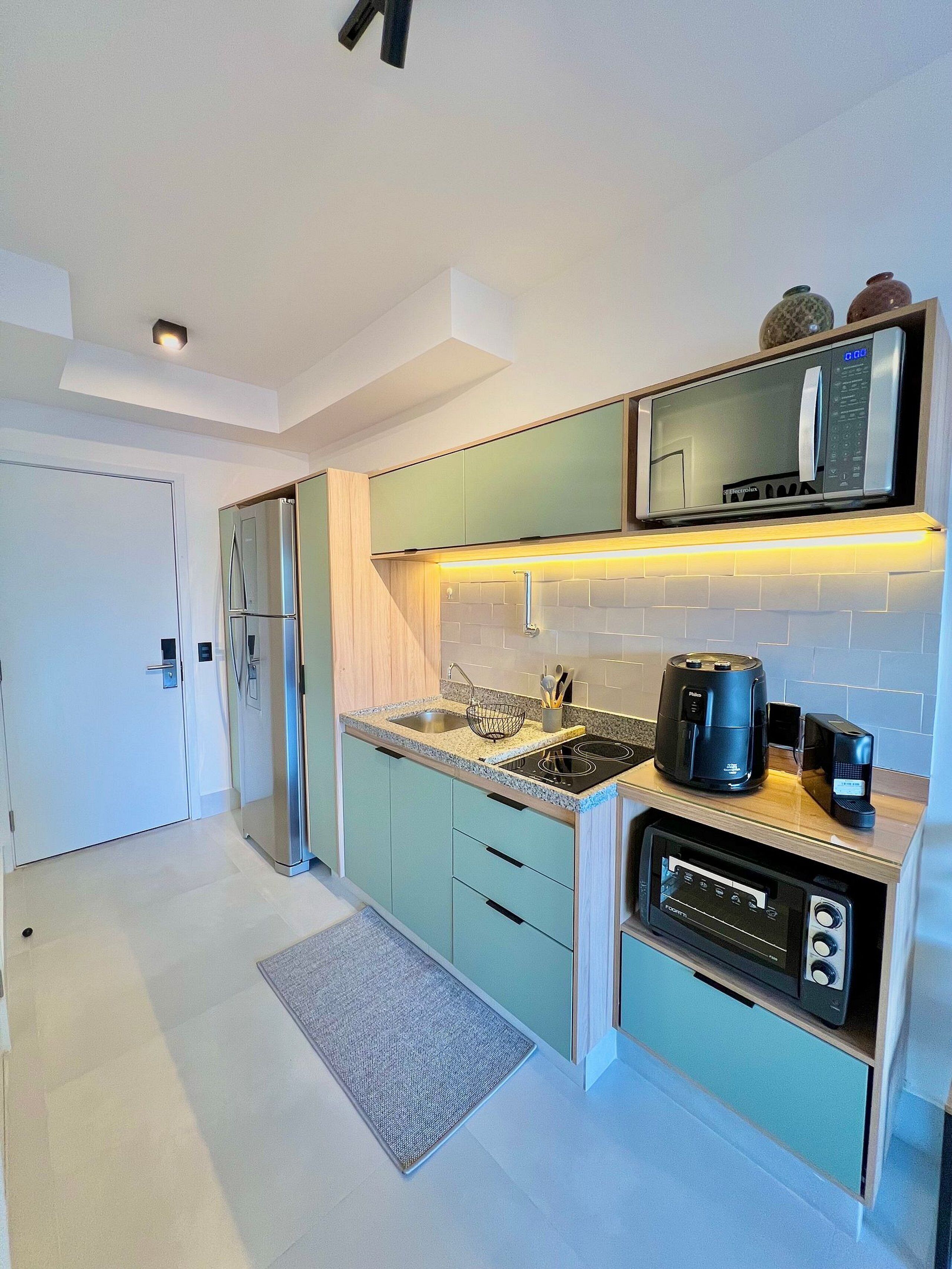 Business Studio | Private kitchen | Microwave, stovetop, cookware/dishes/utensils