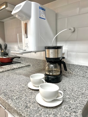 Comfort Studio | Private kitchen | Microwave, stovetop, cookware/dishes/utensils
