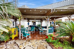 Outdoor dining - Cozy and bright condo with kitchen, living room, shared pool, close to the beach (Corpus Christi)