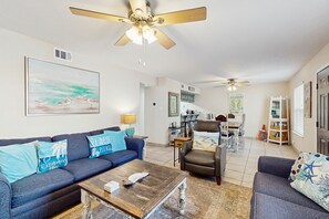 TV - Cozy and bright condo with kitchen, living room, shared pool, close to the beach (Corpus Christi)
