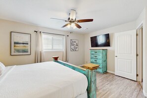 2 bedrooms, iron/ironing board, Internet, bed sheets - Cozy and bright condo with kitchen, living room, shared pool, close to the beach (Corpus Christi)