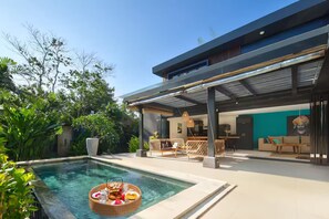 屋外ダイニングエリア