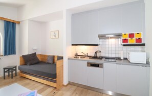 Réfrigérateur, plaque de cuisson, lave-vaisselle, cafetière/bouilloire