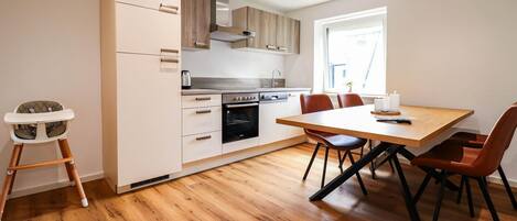 Fridge, oven, dishwasher, coffee/tea maker