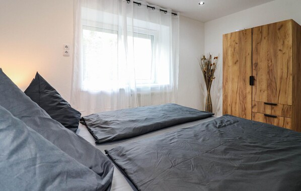 2 bedrooms, travel crib, free WiFi