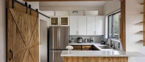 Fridge, oven, stovetop, dishwasher