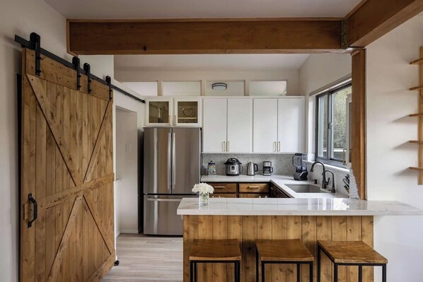 Fridge, oven, stovetop, dishwasher - Phoenix Rising At Cathedral Rock (Sedona)