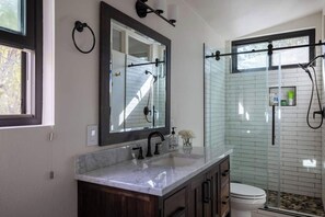 Shower, hair dryer, towels, soap - Phoenix Rising At Cathedral Rock (Sedona)
