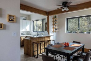 ثلاجة، فرن، موقد طهي مسطح، غسالة أطباق